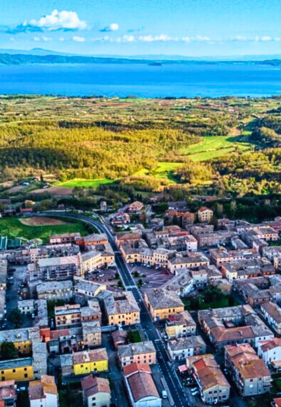 Lungo le strade di un borgo neoclassico